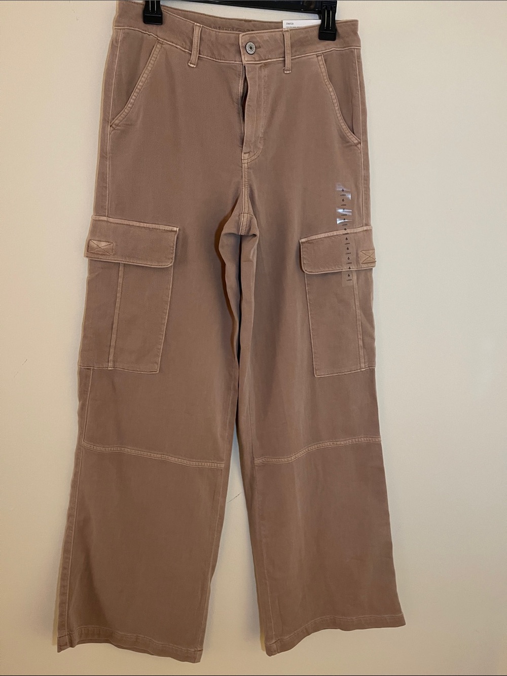Woman’s high rise baggy wide leg Cargo Pants in Light Brown American Eagle 6/28